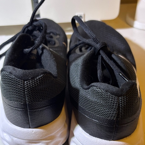 Nike Black and White Running Shoes - Picture 4 of 6